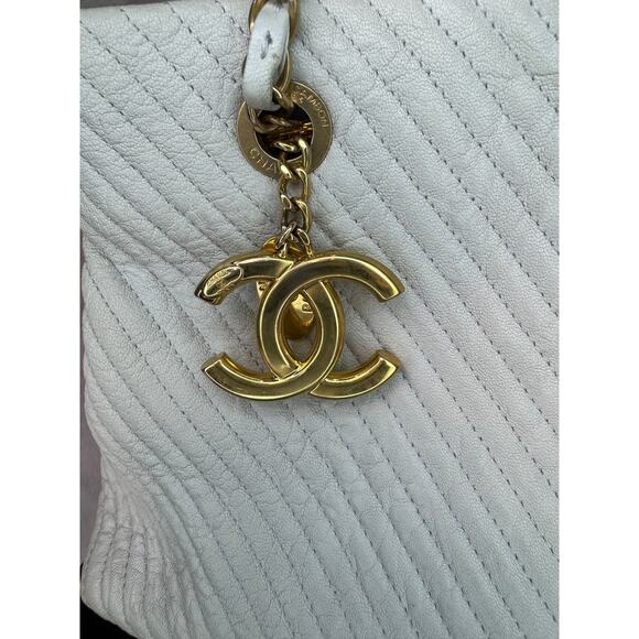 Chanel Vintage Chevron Quilted Shoulder Bag with CC Charm - Picture 3 of 9
